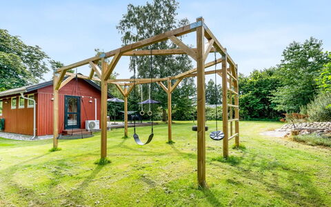 Vickie - 600M from the Sea: Holz, Zuhause, Veranda, Deck, Hartholz, Dach, Holzbeize, Holzboden, Eco Hotel
