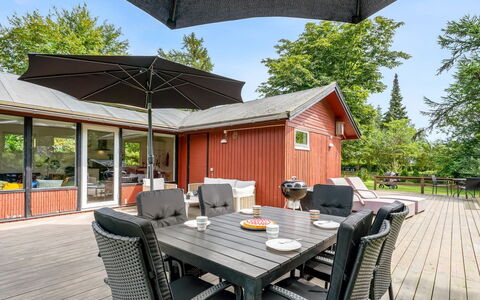 Vickie - 600M from the Sea: Holz, Zuhause, Veranda, Deck, Hartholz, Dach, Holzbeize, Holzboden, Eco Hotel