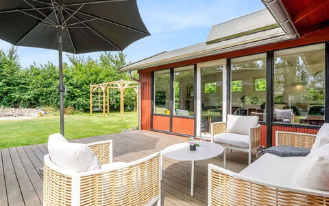 Vickie - 600M from the Sea: Holz, Zuhause, Veranda, Deck, Hartholz, Dach, Holzbeize, Holzboden, Eco Hotel