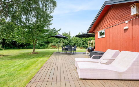 Vickie - 600M from the Sea: Holz, Zuhause, Veranda, Deck, Hartholz, Dach, Holzbeize, Holzboden, Eco Hotel