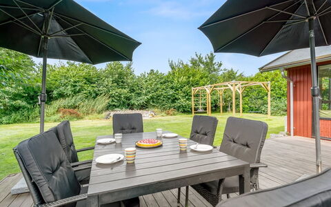 Vickie - 600M from the Sea: Holz, Zuhause, Veranda, Deck, Hartholz, Dach, Holzbeize, Holzboden, Eco Hotel