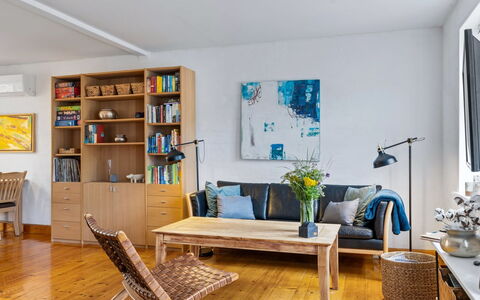 Huno - 2Km from the Sea: Möbel, Interior Design, Flooring, Fussboden, Couch, Wand, Wohnzimmer, Holzboden, Zimmer, Holz