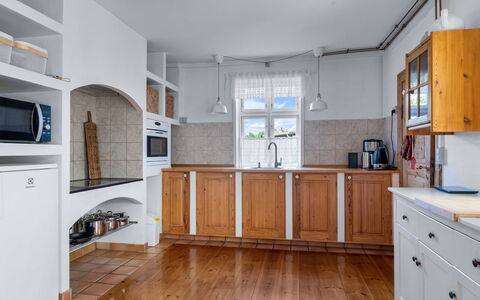 Huno - 2Km from the Sea: Flooring, Holz, Fussboden, Interior Design, Cabinetry, Decke, Küche, Holzboden, Schrank, Beleuchtung