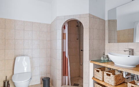 Huno - 2Km from the Sea: Flooring, Fussboden, Armatur, Badezimmer, Interior Design, Toilette, Toilleten Sitz, Installation, Fliese, Zimmer