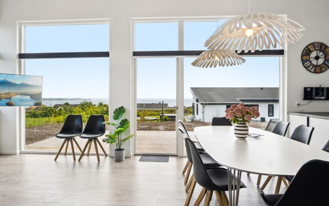 Alka - 500M from the Sea: Decke, Interior Design, Light Fixture, Leuchter, Küche & Esszimmer Tisch, Stuhl, Holzboden, Natürliches Material, Esszimmer, Design