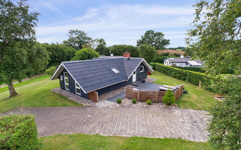 Erke - 800M from the Sea: Blau, Strauch, Hütte, Ground, Garten, Estate, Schatten, Landscaping, Bauernhaus, Eco Hotel