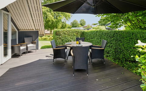 Erke - 800M from the Sea: Blau, Strauch, Hütte, Ground, Garten, Estate, Schatten, Landscaping, Bauernhaus, Eco Hotel