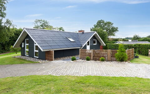 Erke - 800M from the Sea: Blau, Strauch, Hütte, Ground, Garten, Estate, Schatten, Landscaping, Bauernhaus, Eco Hotel