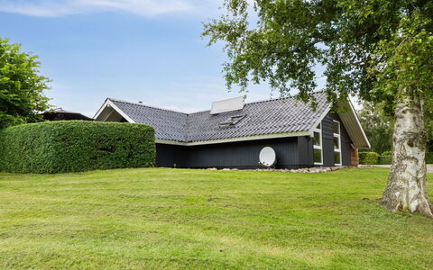 Erke - 800M from the Sea: Blau, Strauch, Hütte, Ground, Garten, Estate, Schatten, Landscaping, Bauernhaus, Eco Hotel