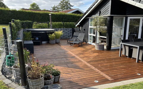 Enida - 350M to the Fjord: Holz, Flooring, Blumentopf, Holzboden, Fussboden, Möbel, Gartenmöbel, Hartholz, Deck, Garten