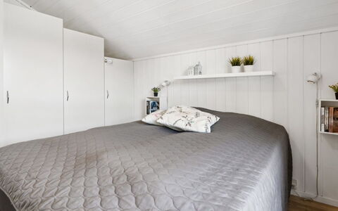 Enida - 350M to the Fjord: Schlafzimmer, Holz, Decke, Interior Design, Bett, Flooring, Bedding, Bettdecke, Fussboden, Linens
