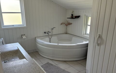 Enida - 350M to the Fjord: Flooring, Armatur, Fussboden, Interior Design, Badezimmer, Badewanne, Installation, Verbundwerkstoff, Zapfhahn, Decke
