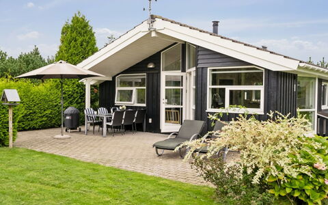 Eljena - 700M from the Sea: Dach, Haus, Zuhause, Hütte, Tür, Abstellgleis, Deck, Veranda, Planke, Hartholz