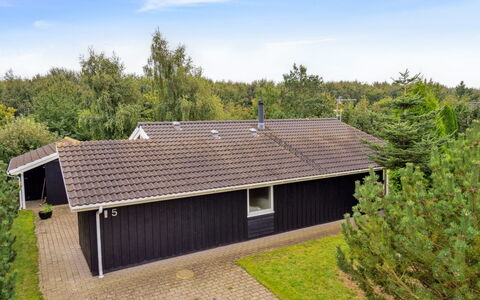 Eljena - 700M from the Sea: Dach, Haus, Zuhause, Hütte, Tür, Abstellgleis, Deck, Veranda, Planke, Hartholz