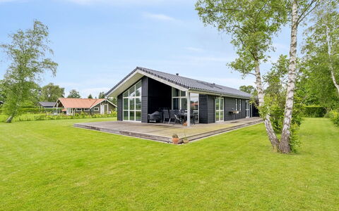 Hæryst - 300M from the Sea: Dach, Haus, Zuhause, Hütte, Tür, Abstellgleis, Deck, Veranda, Planke, Hartholz