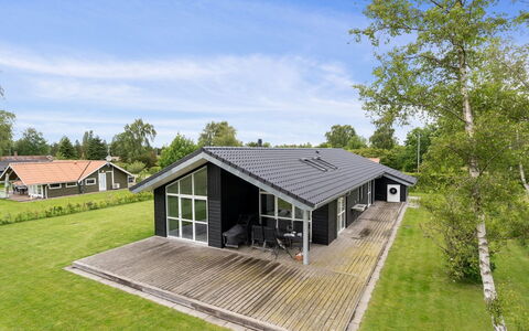 Hæryst - 300M from the Sea: Dach, Haus, Zuhause, Hütte, Tür, Abstellgleis, Deck, Veranda, Planke, Hartholz