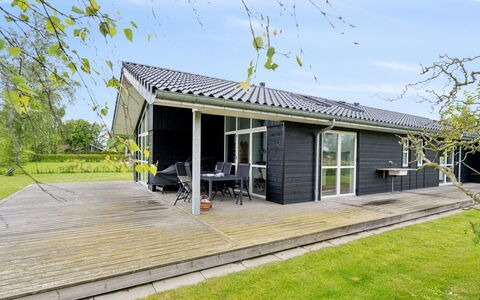 Hæryst - 300M from the Sea: Dach, Haus, Zuhause, Hütte, Tür, Abstellgleis, Deck, Veranda, Planke, Hartholz