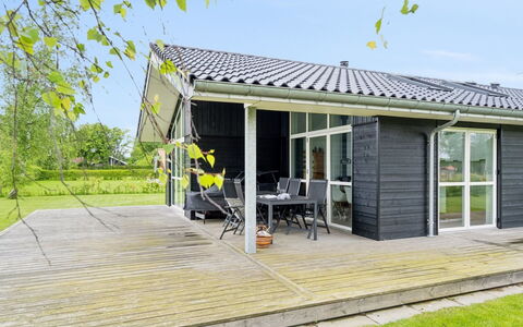 Hæryst - 300M from the Sea: Dach, Haus, Zuhause, Hütte, Tür, Abstellgleis, Deck, Veranda, Planke, Hartholz