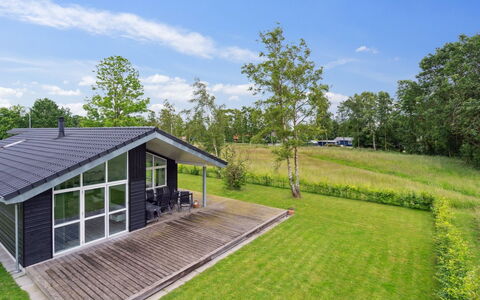 Hæryst - 300M from the Sea: Dach, Haus, Zuhause, Hütte, Tür, Abstellgleis, Deck, Veranda, Planke, Hartholz