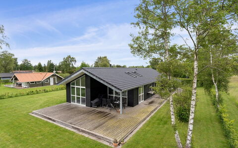 Hæryst - 300M from the Sea: Dach, Haus, Zuhause, Hütte, Tür, Abstellgleis, Deck, Veranda, Planke, Hartholz