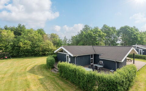 Anneli: Gebäude, Haus, Fenster, Zuhause, Dach, Wohngebiet, Strauch, Hütte, Grundstueck