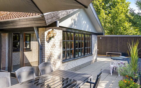 Berner - 30Km from the Sea: Gartenmöbel, Zuhause, Haus, Dach, Tür, Möbel, Hütte, Schatten, Verbundwerkstoff, Veranda