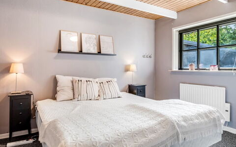 Berner - 30Km from the Sea: Bett, Bedding, Schlafzimmer, Interior Design, Möbel, Bettdecke, Wand, Decke, Holz, Linens