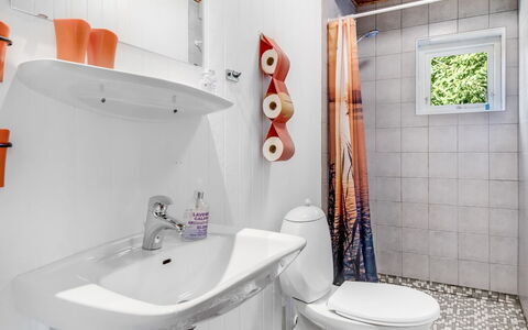 Berner - 30Km from the Sea: Armatur, Interior Design, Badezimmer, Flooring, Toilleten Sitz, Toilette, Sinken, Fussboden, Bad Sink, Installation