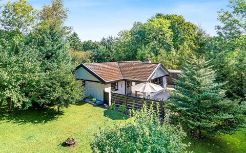 Berner - 30Km from the Sea: Strauch, Haus, Hütte, Zuhause, Dach, Garten, Rasen, Bauernhaus, Schatten, Gartenbauten