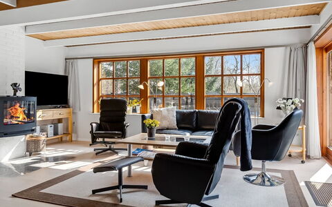 Berner - 30Km from the Sea: Möbel, Interior Design, Flooring, Fussboden, Stuhl, Holz, Wohnzimmer, Couch, Zimmer, Zuhause