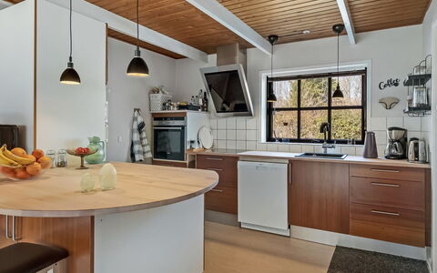 Berner - 30Km from the Sea: Möbel, Countertop, Küche, Interior Design, Flooring, Cabinetry, Light Fixture, Küchengerät, Holz, Decke