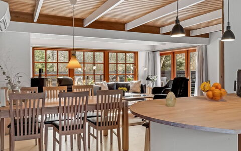 Berner - 30Km from the Sea: Möbel, Interior Design, Flooring, Stuhl, Fussboden, Holz, Tabelle, Decke, Light Fixture, Esszimmer