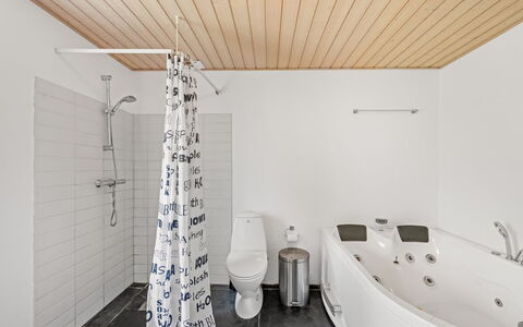 Trena - 1.2Km to the Fjord: Flooring, Armatur, Interior Design, Fussboden, Holz, Decke, Badezimmer, Zapfhahn, Installation, Beleuchtung
