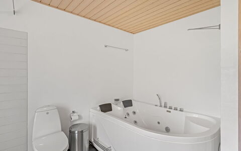 Trena - 1.2Km to the Fjord: Flooring, Interior Design, Wand, Armatur, Fussboden, Decke, Holz, Badezimmer, Badewanne, Beleuchtung