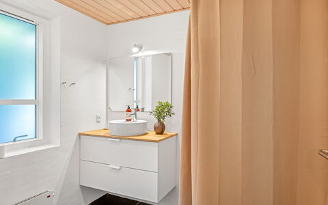 Trena - 1.2Km to the Fjord: Wand, Armatur, Interior Design, Flooring, Holz, Fussboden, Installation, Badezimmer, Vorhang, Sinken