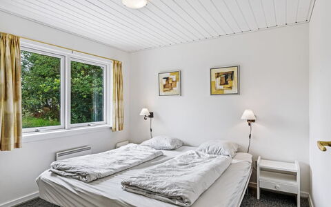 Ljiljana - 2Km from the Sea: Schlafzimmer, Bett, Zuhause, Bedding, Bettdecke, Decke, Bettrahmen, Kissen, Hotel, Einfrieren