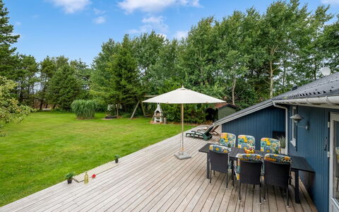 Ljiljana - 2Km from the Sea: Holz, Holzboden, Zuhause, Deck, Grundstueck, Gartenmöbel, Garten, Hartholz, Schatten, Möbel