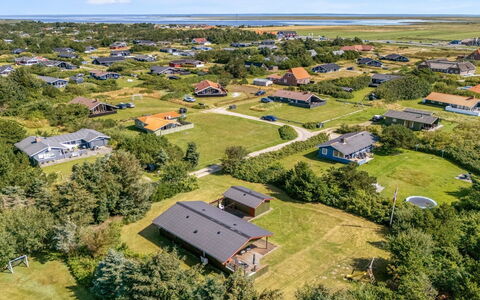 Geertje - 900M from the Sea: Wohngebiet, Strauch, Haus, Zuhause, Garten, Estate, Schatten, Landscaping, Rasen