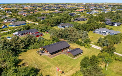 Geertje - 900M from the Sea: Wohngebiet, Strauch, Haus, Zuhause, Garten, Estate, Schatten, Landscaping, Rasen
