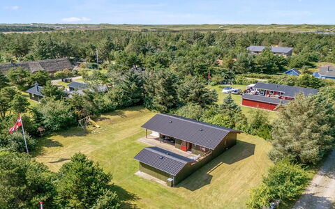 Geertje - 900M from the Sea: Wohngebiet, Strauch, Haus, Zuhause, Garten, Estate, Schatten, Landscaping, Rasen