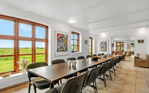 Darleen - 850M to the Fjord: Möbel, Interior Design, Flooring, Fussboden, Decke, Zimmer, Stuhl, Tabelle, Wohnung, Küche & Esszimmer Tisch