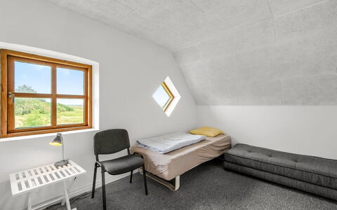 Darleen - 850M to the Fjord: Möbel, Interior Design, Flooring, Holz, Fussboden, Zimmer, Wohnzimmer, Couch, Beleuchtung, Tabelle