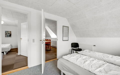 Darleen - 850M to the Fjord: Möbel, Interior Design, Flooring, Holz, Fussboden, Zimmer, Wohnzimmer, Couch, Beleuchtung, Tabelle