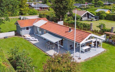 Salvina - 300M from the Sea: Dach, Haus, Zuhause, Hütte, Tür, Abstellgleis, Deck, Veranda, Planke, Hartholz