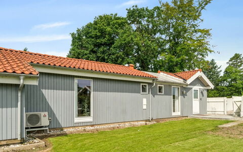 Salvina - 300M from the Sea: Dach, Haus, Zuhause, Hütte, Tür, Abstellgleis, Deck, Veranda, Planke, Hartholz
