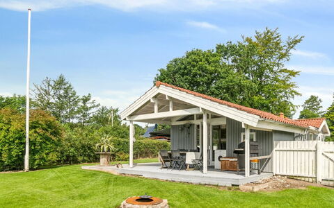 Salvina - 300M from the Sea: Dach, Haus, Zuhause, Hütte, Tür, Abstellgleis, Deck, Veranda, Planke, Hartholz