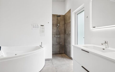 Gertraude - 800M from the Sea: Flooring, Wand, Armatur, Badezimmer, Fussboden, Interior Design, Decke, Installation, Zapfhahn, Badewanne