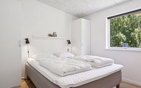 Gertraude - 800M from the Sea: Decke, Interior Design, Schlafzimmer, Fussboden, Zimmer, Flooring, Bett, Bettrahmen, Wohnung, Bedding