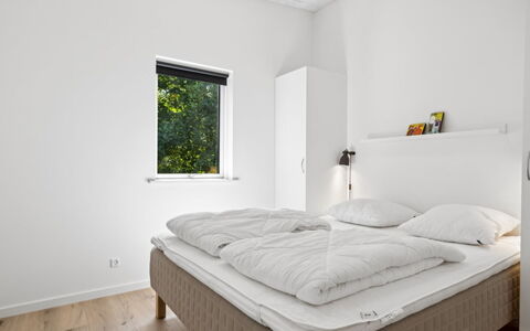 Gertraude - 800M from the Sea: Bett, Schlafzimmer, Wand, Interior Design, Bedding, Bettdecke, Decke, Holz, Fussboden, Flooring