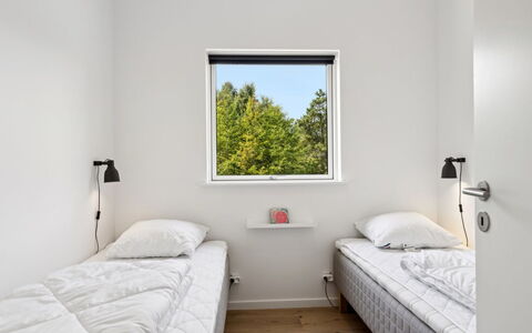 Gertraude - 800M from the Sea: Schlafzimmer, Bett, Bedding, Bettrahmen, Decke, Bettdecke, Wohnheim, Matratze